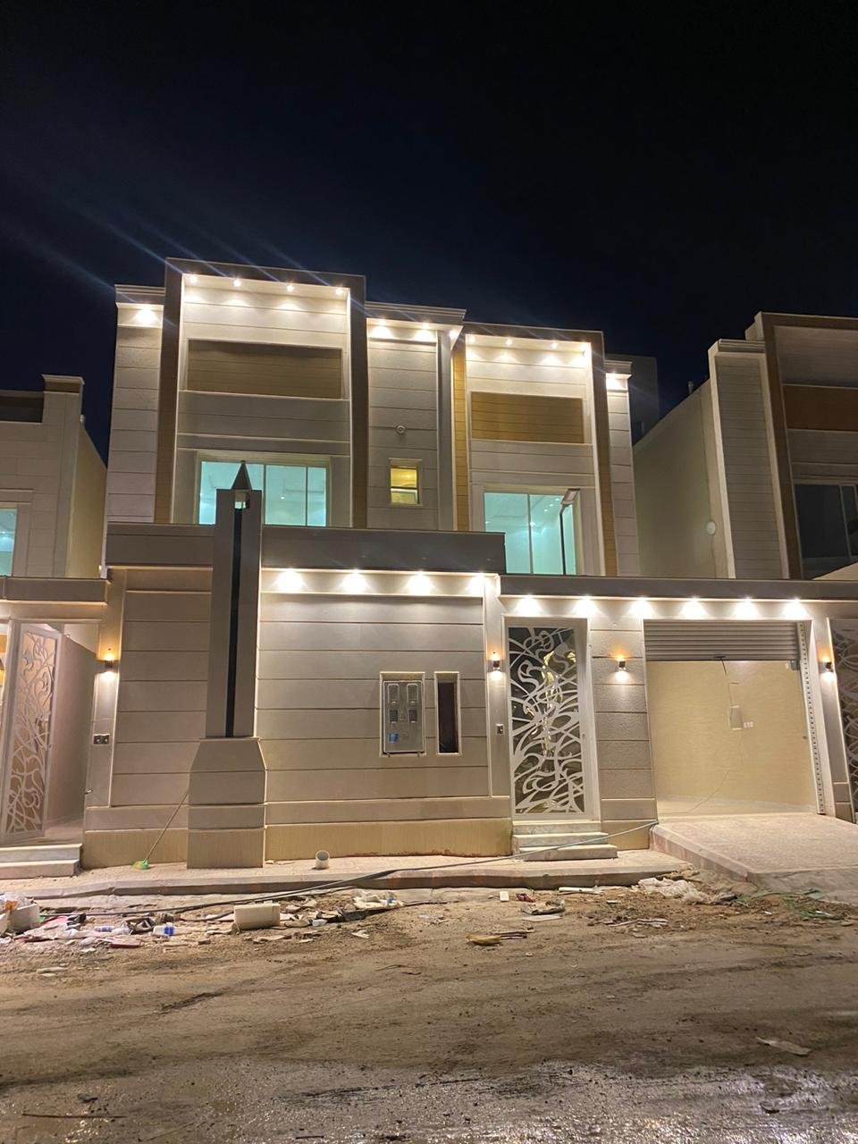 فله دور و عدد 3 شقق ثنتين جاهزه و الثالثه تاسيس