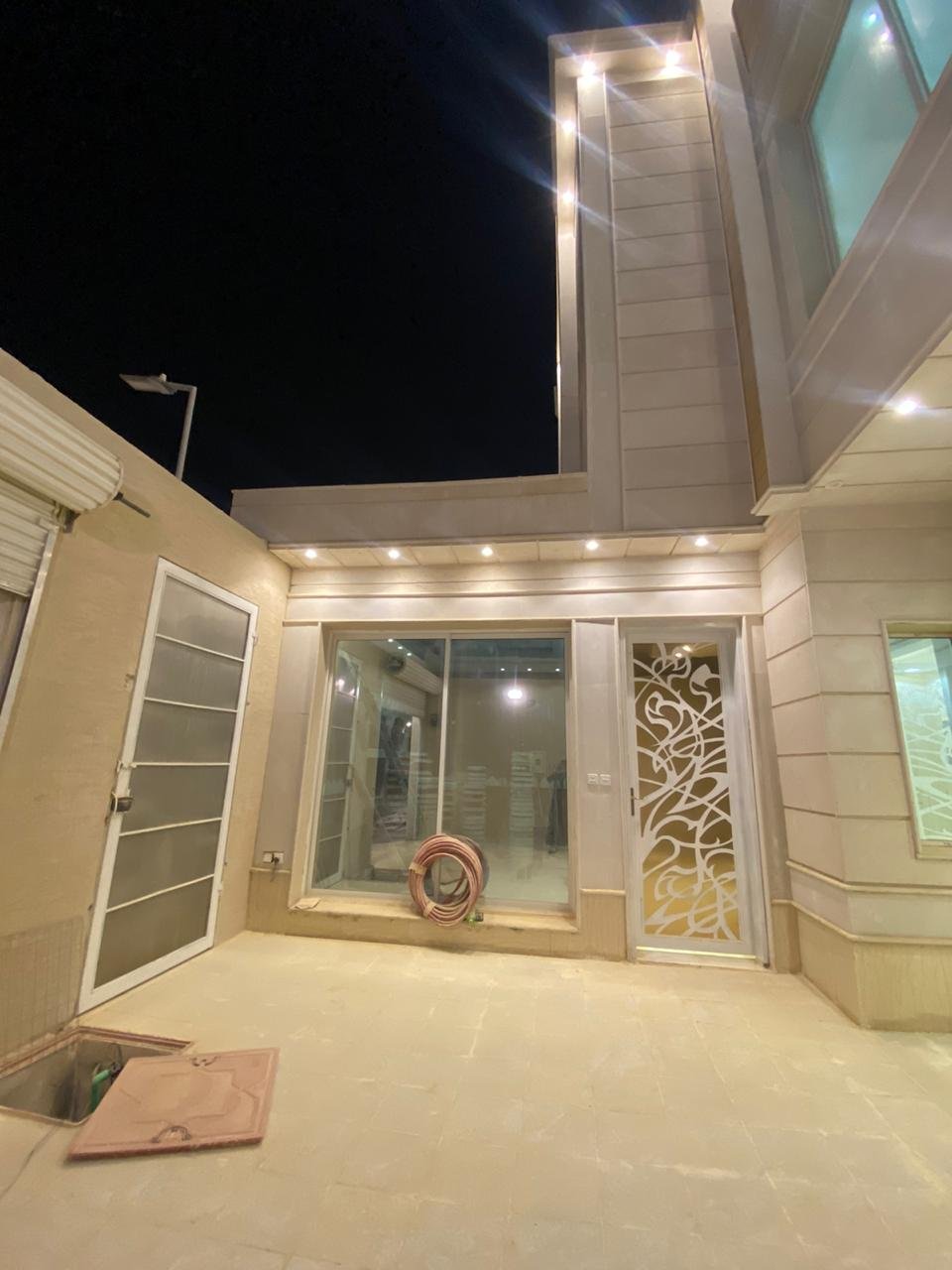 فله دور و عدد 3 شقق ثنتين جاهزه و الثالثه تاسيس 